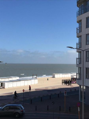 NDC apartment 5 meters from the beach with side sea view in the heart of Knokke